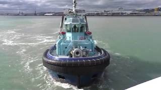 Tugboat Lomax assists Fred Olsen Braemar to leave Southampton [upl. by Airet544]