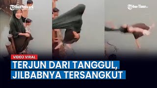 Viral Aksi Cewek Terjun Dari Tanggul Jilbab Tersangkut dan Terlepas hingga Jadi Tertawaan Teman [upl. by Orsa]