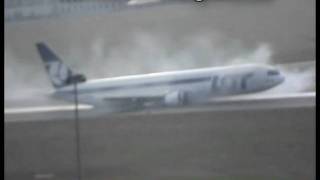 Boeing 767 awaryjne lądowanie Emergency landing Warszawa PL LOT Polish airlines 01112011 [upl. by Suoiluj]