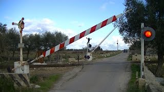 Spoorwegovergang Capurso I  Railroad crossing  Passaggio a livello [upl. by Illa]