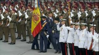 Honores a la Bandera de España según BOE y Reales Ordenanzas [upl. by Ellehcyt]