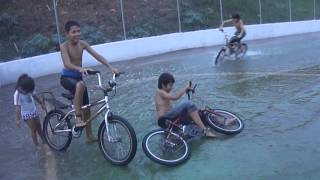 BICICLETA NA AGUA ENGRAÇADAS QUEDAS [upl. by Enenaej]