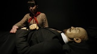 Lenin respira en un museo de Moscú [upl. by Akselaw]