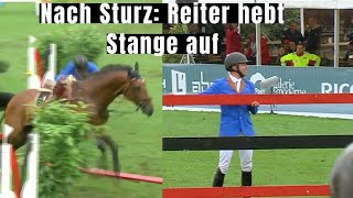 Reiter hebt nach Sturz die Stange auf 💪🏼  Das ist ein echter Helfer im Parcours 😂 [upl. by Gardia]