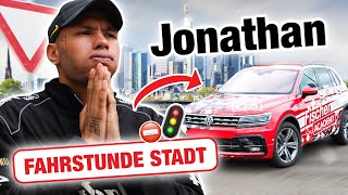 Rein ins Verkehrschaos und Schalten lernen 🚘 Jonathan Steinig  Fischer Academy [upl. by Prendergast]