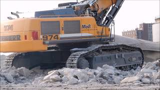 Bagger Liebherr 974 Abriss mit Hydraulikhammer [upl. by Etsirhc527]