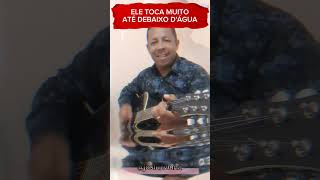 COMO PODE UM HOMEM TOCAR VIOLÃO DEBAIXO DÁGUA musica violão musico curiosidades melodiasalmo [upl. by Nalak]