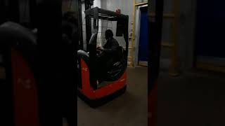 Linde forklift operation [upl. by Pleasant]