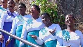 NIKIYATAZAMA MAJANI  NAMANYERE SDA CHOIR [upl. by Goldshell]