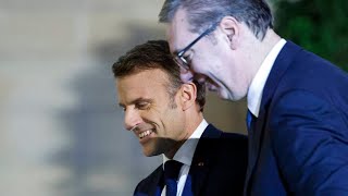 Emmanuel Macron en visite dÉtat en Serbie rattrapé par lactualité nationale [upl. by Burgwell]