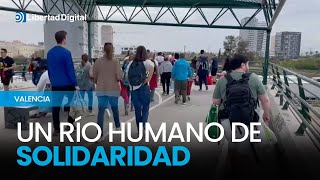 Un río humano de solidaridad desborda la pedanía valenciana de La Torre [upl. by Heyward]