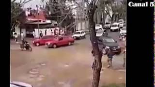 Violenta pelea de dos mujeres en la calle termina con una apuñalada [upl. by Yrolg862]