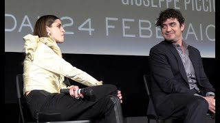 Riccardo Scamarcio e Benedetta Porcaroli insieme video incontro per L’ombra del Giorno [upl. by Witherspoon]