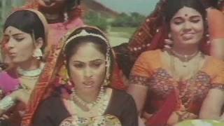 Champa Chameli Kaahe Tahre  Lata Mangeshkar Jaya Bhaduri Gaai Aur Gauri Song [upl. by Kimmi212]