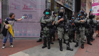 Polizei in Hongkong schießt mit Pfeffermunition auf Demonstranten [upl. by Decker220]