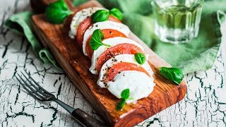 Insalata Caprese – Rezept für den VorspeisenKlassiker mit Tomate und Mozzarella [upl. by Netsuj754]