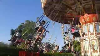 Niños jugando SILLAS VOLADORAS DEL PARQUE DE LA COSTA [upl. by Eiramanad]