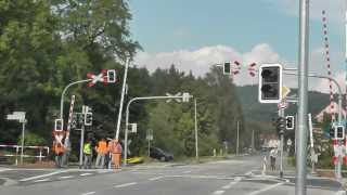 Ein nagelneuer Bahnübergang mit einer Fußgängerampel mit sehr vielen Ampeln in Steinhagen [upl. by Burd]