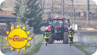 Feuerwehreinsatz zu Fuß Kein Geld für neuen Feuerwehrwagen  SAT1 Frühstücksfernsehen  TV [upl. by Olmsted]