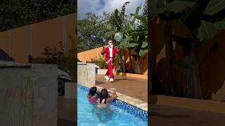 Las niñas en la piscina de Santa Claus 🏊🏼‍♀️🎅🤣💦 shorts piscinas santaclaus comedy funny [upl. by Calendra]