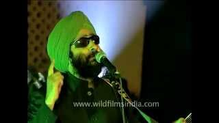 Rabbi Shergill  king of Punjabi amp Rock fusion sings Tere bin live [upl. by Derdle]