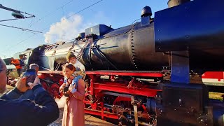 Die feierliche Ankunft und Abfahrt einer antiken Dampflokomotive am Wiesbadener Bahnhof [upl. by Kataway213]