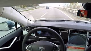 Disinformatico  Tesla Autopilot mantenimento e cambio corsia CAM2 [upl. by Stelmach]