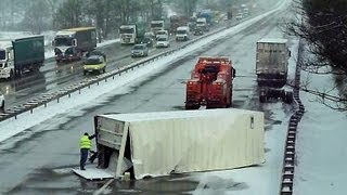 Starker Schneefall  Fünf LKWUnfälle bei Barsbüttel auf der A1 1103201311032013 [upl. by Bendicta]