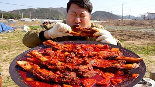 커다란 골프채대왕갈비를 부드럽게 한 입에 가득 솥뚜껑에 만든 매콤양념 소갈비 Spicy braised beef ribs 요리amp먹방  Mukbang eating show [upl. by Hun]