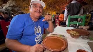 Comiendo escamoles y chapulines en restaurant la gruta en las pirámides teotihuacan [upl. by Amil314]