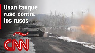 Soldado ucraniano usa un tanque ruso abandonado contra las tropas rusas [upl. by Eladroc46]