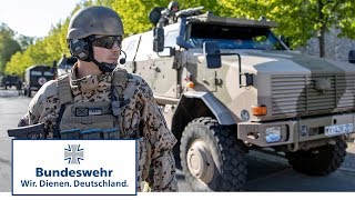 Soldaten mit G36 in der Öffentlichkeit – Einsatzvorbereitung für Panzergrenadiere der Bundeswehr [upl. by Alemahs448]