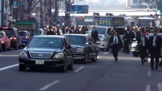 安倍総理大臣 車列出発 銀座4丁目交差点 Motorcade of Japanese Prime Minister 2014 [upl. by Axia321]