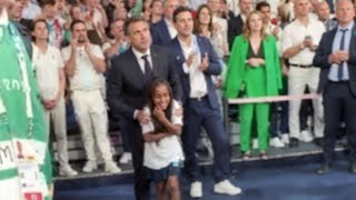 Emmanuel Macron Crée le Malaise en Retenant la fille de Teddy Riner après sa Victoire Olympique [upl. by Wane]