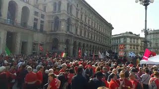 Milano le magliette rosse invadono piazza Duomo parte la raccolta delle cartoline per Salvini [upl. by Drofwarc]