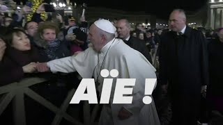 Le pape François perd son calme face au geste brusque dune fidèle [upl. by Oicinoid363]