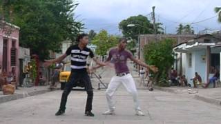 El Perreo dos chicos bailan en Santiago de Cuba [upl. by Skricki558]