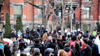 Des policiers à cheval chargent dans la foule 26 février 2013 à Montréal [upl. by Riplex470]