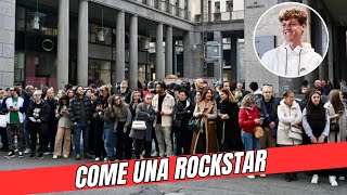 Jannik Sinner arriva a Torino come una rockstar fan in delirio in coda per ore davanti allhotel [upl. by Jordison]