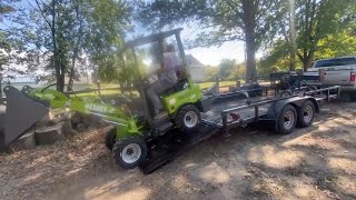 Loading a log splitter with a NESHER L880 electric loader [upl. by Lananna]