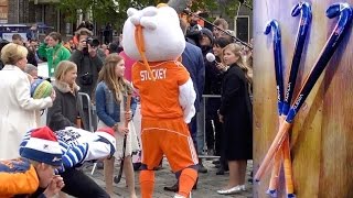 Prinses Amalia krijgt hockeystick  Koningsdag in Zwolle [upl. by Davidde168]