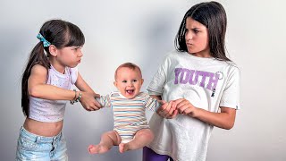 Elas estão brigando para ver quem é a MELHOR IRMÃ pro bebê [upl. by Nais]