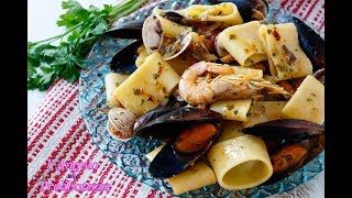 Calamarata ai frutti di mare con cozze vongole e gamberi Ricetta economica e facile [upl. by Abran]