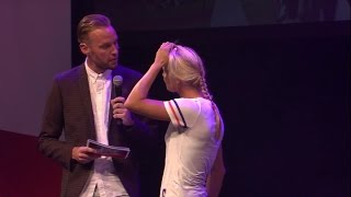 Nadine Broersen geeft haar award aan haar man [upl. by Erma]