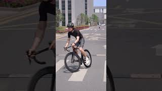 THE DIFFERENCE BETWEEN A SKILLED AND AN ORDINARY PERSON CROSSING A SPEED BUMP bike ebike bicycle [upl. by Ardnoik]