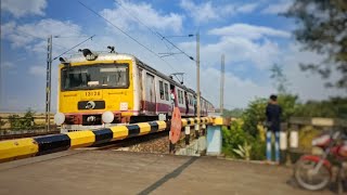 LONG WINDOWS KATWA TO HOWRAH GALOPIN EMU LOCAL TRAIN CROSSING AT EASTERN RAILWAY LEVEL CROSSING [upl. by Aliakam]