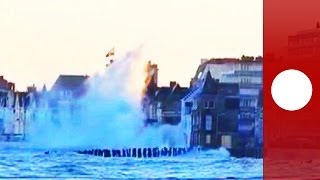 Impressionnant  les vagues énomes des grandes marées déferlent sur Saint Malo  vidéo amateur [upl. by Enoryt]