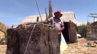 Construcción de la isla flotante Uros Grupo étnico Aymara Lago Titicaca [upl. by Llemaj]