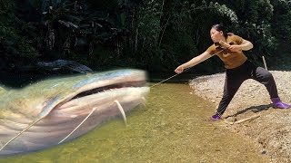 Primitive skills secrets to making bait to catch big fish in streams harvesting big fish [upl. by Nanon136]