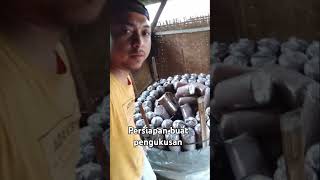 Menaikan baglog ke tong drum pengukusan shorts petanijamur petanimilenial [upl. by Mireielle958]